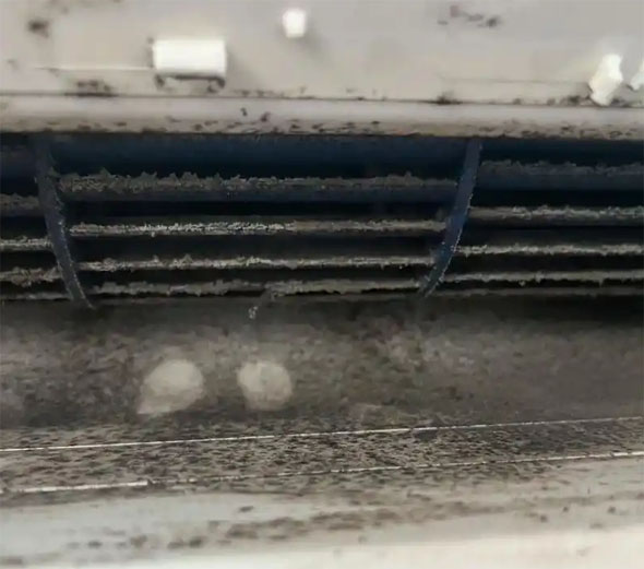 安陆空调吹的风有股烧焦味是怎么回事